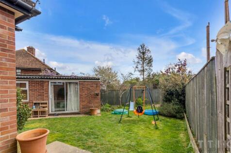 10 Queens Drive, Halesworth IP19 8DN (24).jpg