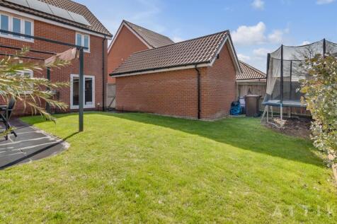 16 Wellington road, Attleborough, NR17 1GQ (32).jp