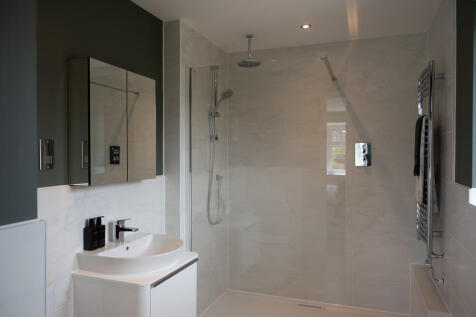 The Henley - Main Bedroom en suite