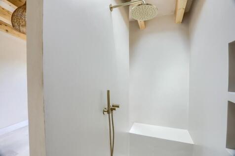 Bedroom 1 En suite
