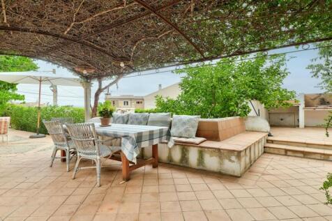 Outside dining with 