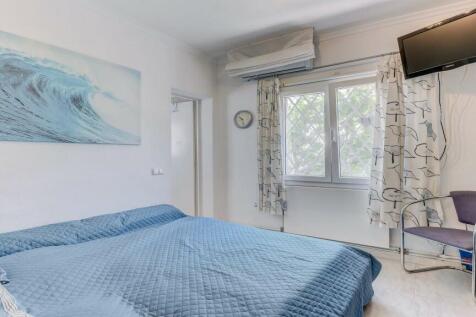 Bedroom 1 with en su