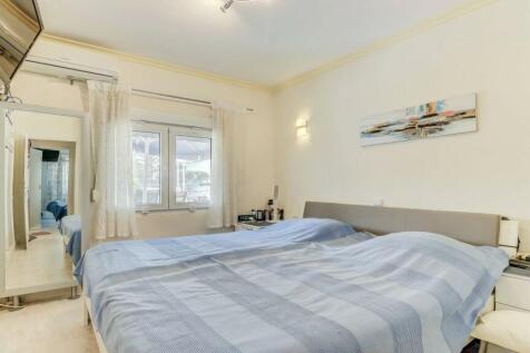 Bedroom 2 with en su