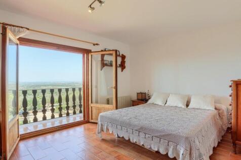 Bedroom 1 with en su