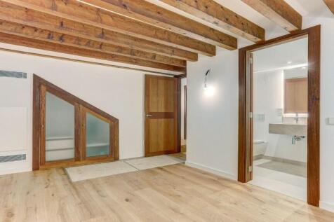 Bedroom 1 with en su