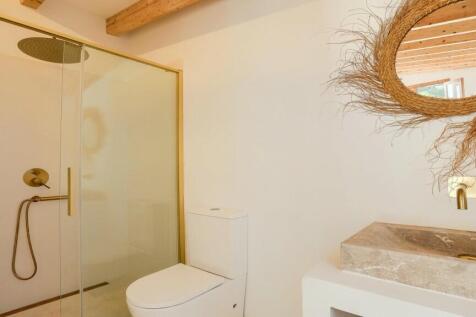 Lounge 2 bathroom