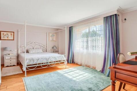 Bedroom 1 with en - 