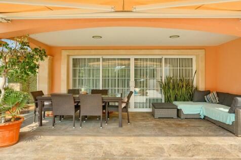 Outside dining 1 - 2