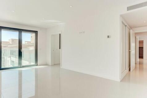 Bedroom 1 with en su