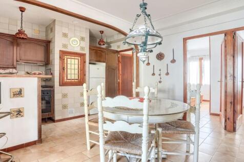 Lounge and kitchen 2