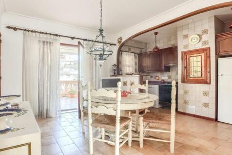 Lounge and kitchen 2