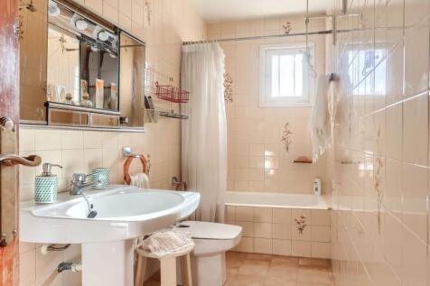 Bathroom 2F