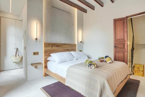 Bedroom 1 with en su