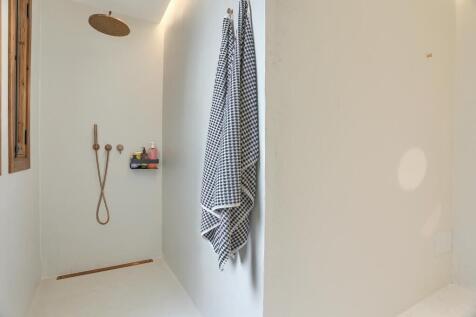 Bedroom 1  en suite 