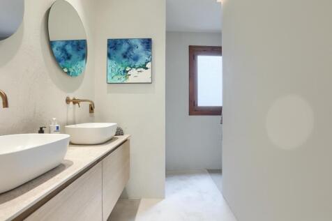 Bedroom 1  en suite 