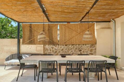 Outside dining 1 - 1