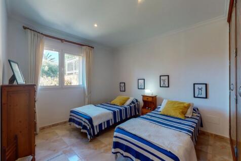 15. Bedroom 01 (Larg