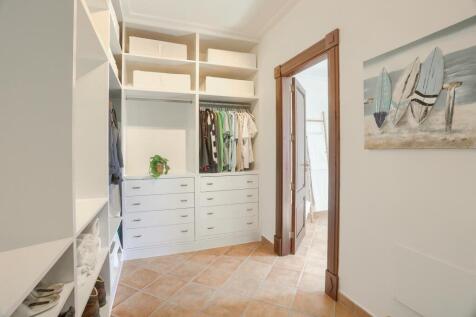 Walk in wardrobe