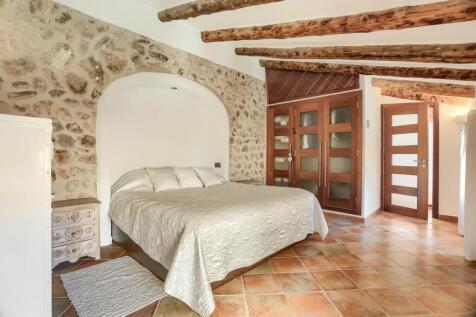 Bedroom 1 - 2 with e