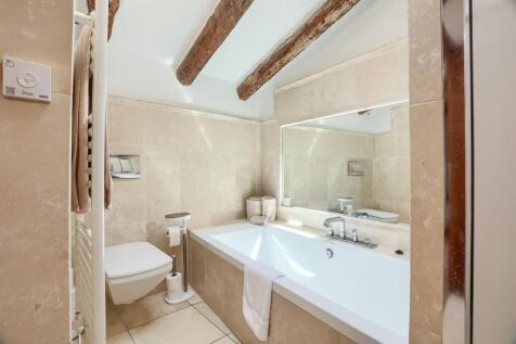 Bedroom 1 en suite 1