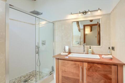 Bedroom 1 en suite 1