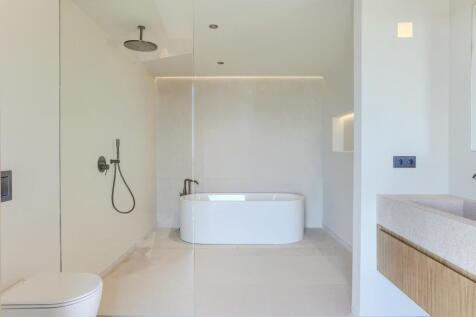 Bedroom 1  en suite 