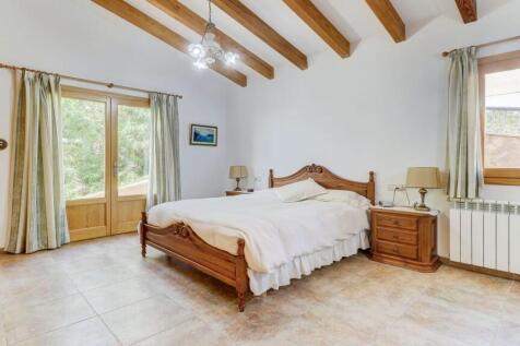 Bedroom 1 with en su