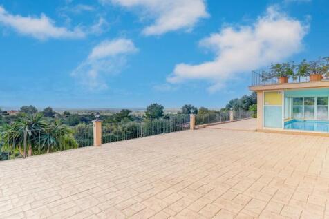 Terrace onto pool