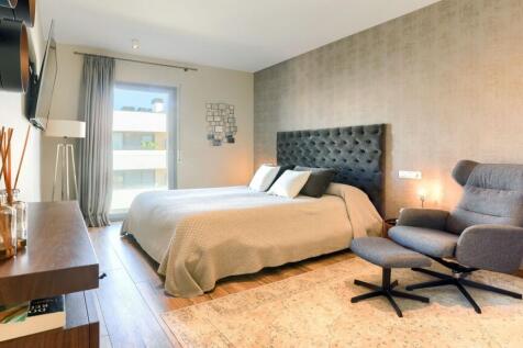 Bedroom 1 with en su
