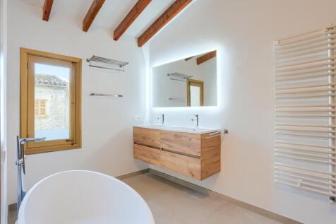 Bedroom 1 en suite 1