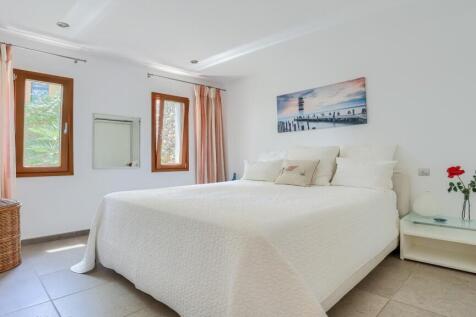 Bedroom 1 with en su