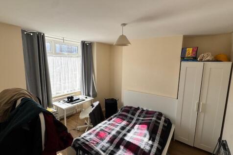 Bedroom 1 photo 2