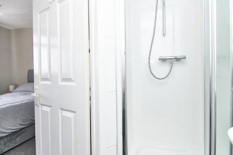 Bedroom 2 en-suite photo 2