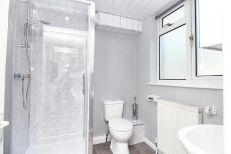 Bedroom 3 en-suite photo 1