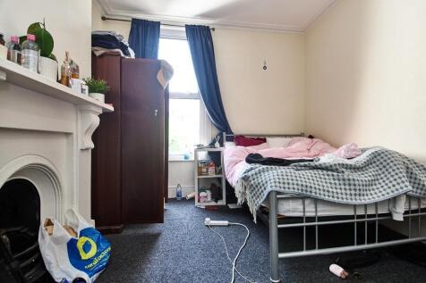 Bedroom 1 photo 2