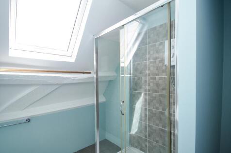 Loft en-suite photo 2