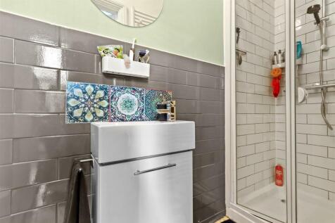 bedroom one ensuite.jpg