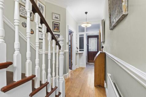 entrance hall #2.jpg