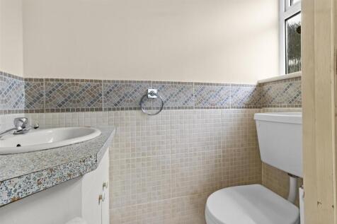 ensuite cloakroom.jpg