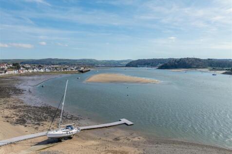 16 Deganwy Castle Apartments - 09.jpg
