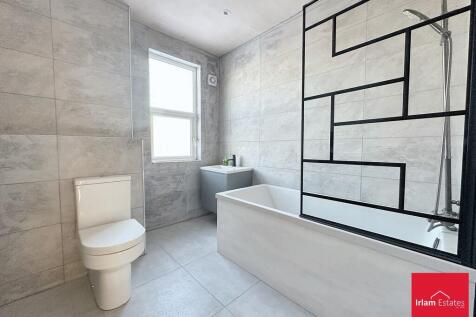 108 lpool bathroo...