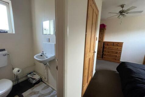 En-suite &amp; Bedroom 1