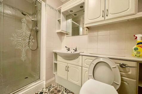 Sarah Lloyd eg bathroom.jpg