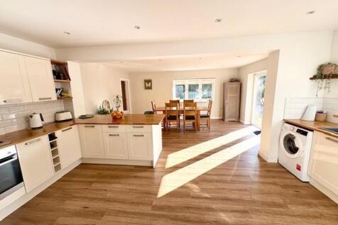 109 c r kitchen.jpg