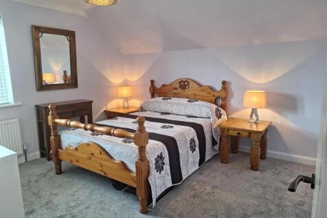 middle bedroom.jpg