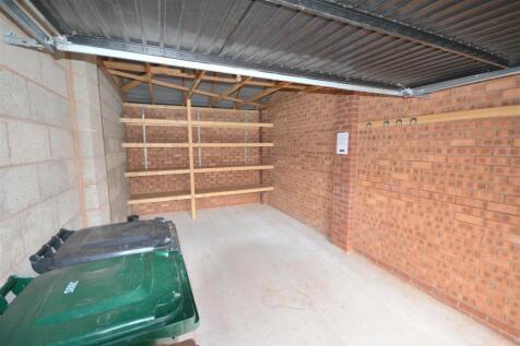 Garage .JPG