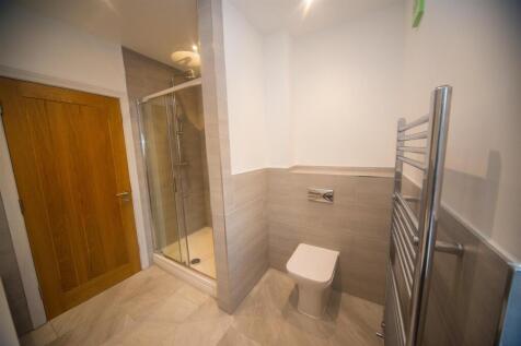 Bathroom 1st floor 2.jpg