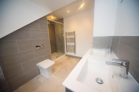 Principal bathroom 1.jpg