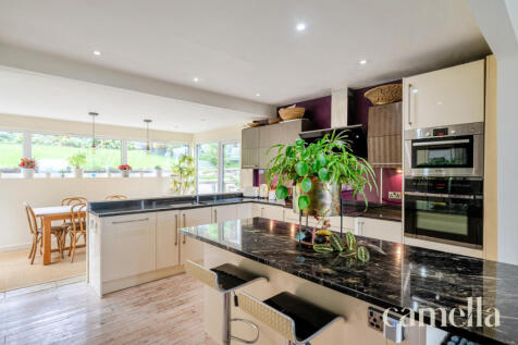 OPEN PLAN KITCHEN, DINING & LIVING ROOM