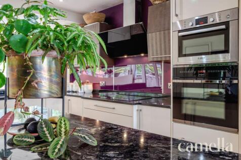 OPEN PLAN KITCHEN, DINING & LIVING ROOM